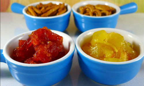 Mứt hoa quả là món ăn không thể thiếu trong ngày Tết. Mứt hoa quả là món ăn không thể thiếu trong ngày Tết.