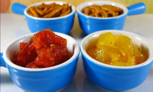 Mứt hoa quả là món ăn không thể thiếu trong ngày Tết. Mứt hoa quả là món ăn không thể thiếu trong ngày Tết.