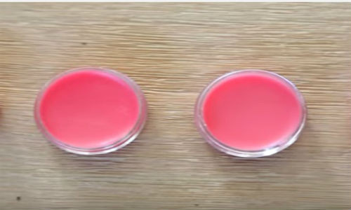 Son môi tự làm từ sáp ong và dầu dừa.
