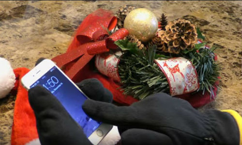 Lướt điện thoại cảm ứng khi đeo găng tay.