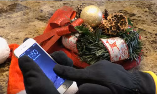 Lướt điện thoại cảm ứng khi đeo găng tay.