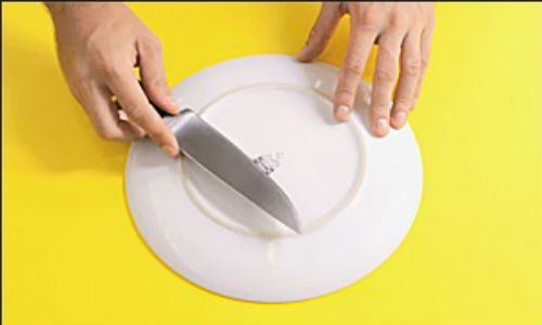 Mài dao bằng đĩa sứ.