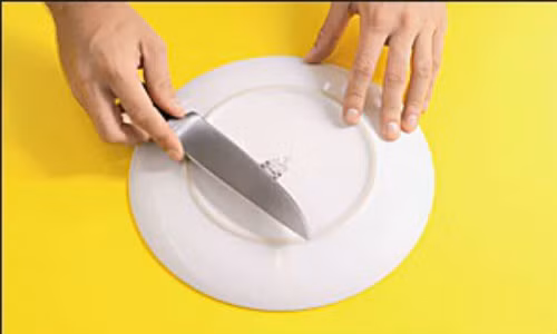 Mài dao bằng đĩa sứ.