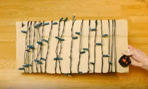 Dùng tấm bìa để cuộn dây đèn nháy.