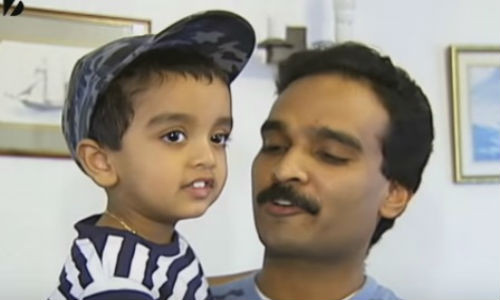 Bé Aadarsh George sống tại Carshalton, Vương Quốc Anh.