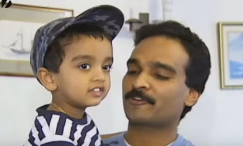 Bé Aadarsh George sống tại Carshalton, Vương Quốc Anh.