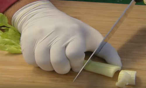 Màn cắt ngón tay "giả" của đầu bếp.