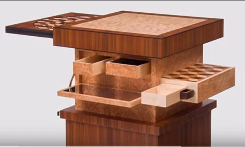 Chiếc bàn có rất nhiều ngăn tiện lợi.