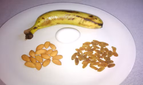 Nho khô, trứng và chuối giúp bạn tăng cân nhanh chóng.