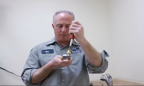 Sửa ống nước rò rỉ một cách đơn giản