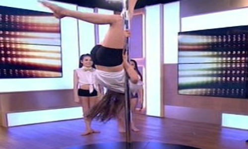 Hình ảnh màn múa cột của cô bé 8 tuổi.