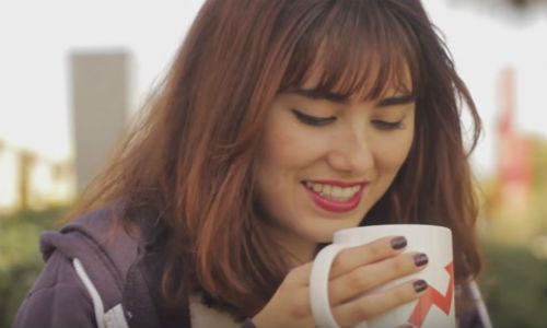 Con gái thích ngồi nhâm nhi món đồ uống yêu thích.