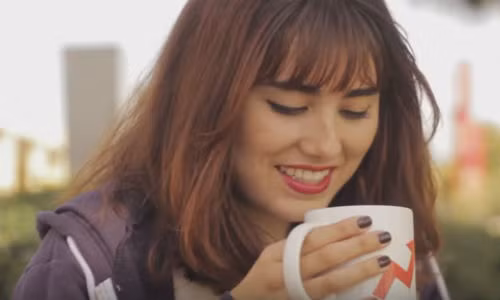 Con gái thích ngồi nhâm nhi món đồ uống yêu thích.