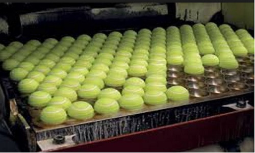 Cận cảnh quy trình sản xuất một quả bóng tennis.