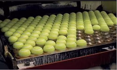 Cận cảnh quy trình sản xuất một quả bóng tennis.