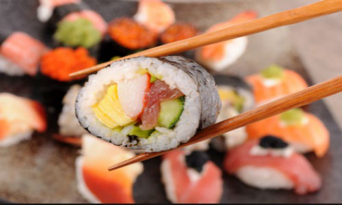 Có thể ăn sushi bằng đũa hoặc bằng tay.