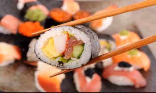 Có thể ăn sushi bằng đũa hoặc bằng tay.