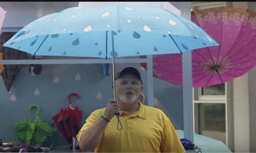 Hình ảnh hài hước của người đàn ông bán ô.