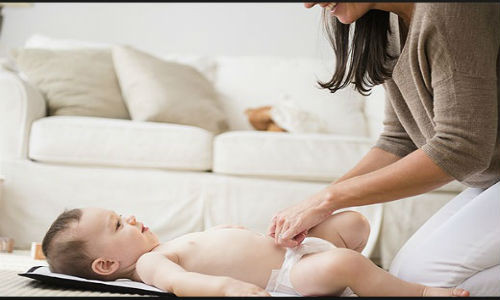 Cách thay tã cho con.