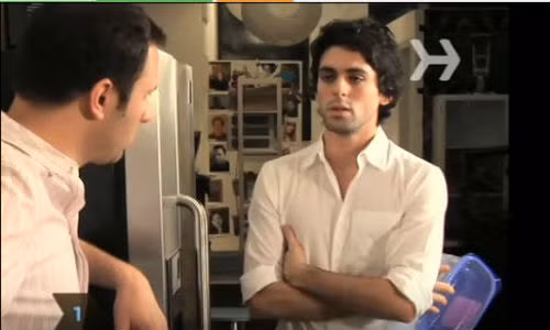 Người đang nói dối thường gập tay khép kín cơ thể.