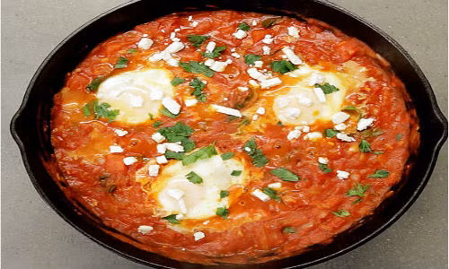 Món trứng sốt cà chua cùng những nguyên liệu mới lạ.