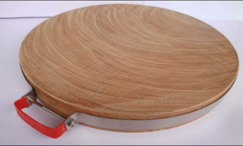 Cần vệ sinh thớt gỗ đúng cách để giữ vệ sinh.