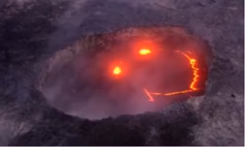 Núi lửa hình mặt cười siêu đáng yêu.