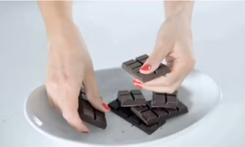 Cần tránh ăn chocolate trước khi đi ngủ.