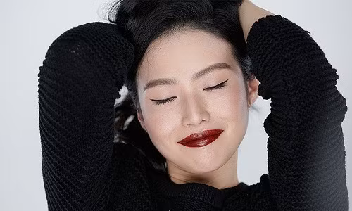 Phái đẹp trở nên quyến rũ hơn với son màu mận.