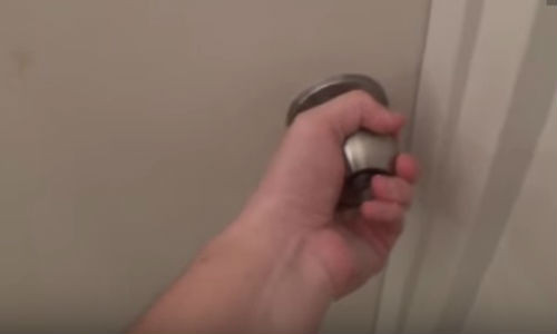 Cách mở cửa đơn giản khi quên chìa khóa