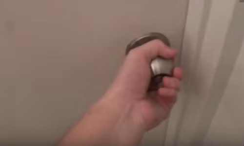 Cách mở cửa đơn giản khi quên chìa khóa