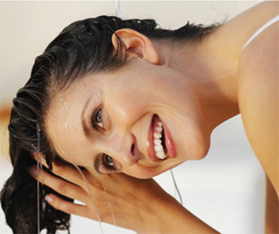 Gội đầu đúng cách giúp tóc khỏe đẹp hơn.