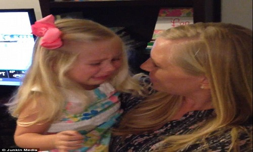 Bé gái khóc nức nở khi biết sắp có em trai.