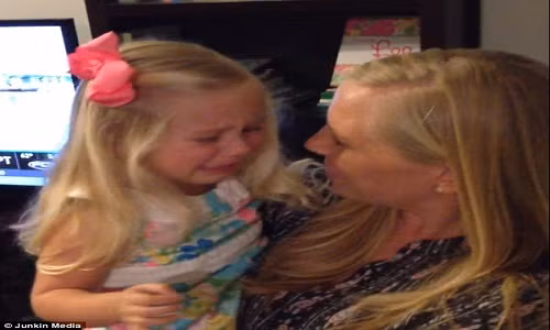 Bé gái khóc nức nở khi biết sắp có em trai.