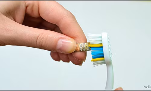 Dùng bàn chải mềm cọ sạch kim cương.