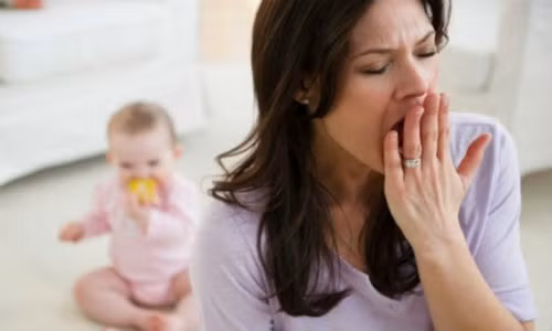Các bà mẹ thường thiếu ngủ sau khi sinh con.