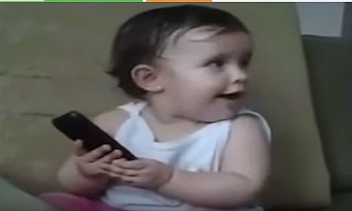 Hình ảnh em bé nói chuyện điện thoại cực hay.