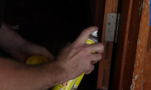 Phun "Stay At Home Mum" lên chỗ bị kêu cót két.