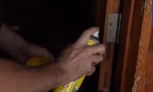 Phun "Stay At Home Mum" lên chỗ bị kêu cót két.