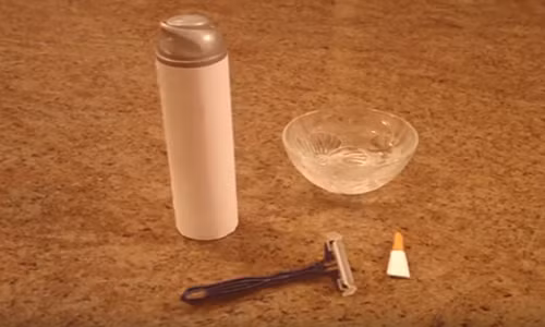 Dùng dao cạo râu và kem cạo râu xử lý khi bị keo 502 dính vào tay.