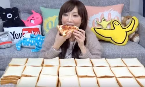 Cô gái ăn 100 lát bánh mì.