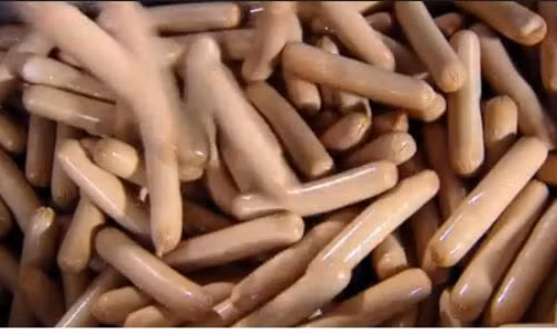 Xúc xích được sản xuất qua rất nhiều giai đoạn.