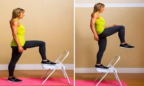 Bài tập thể dục tốt cho sức khỏe bằng một chiếc ghế.