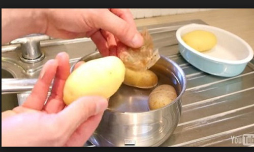 Bóc vỏ khoai tây dễ dàng không cần dao.