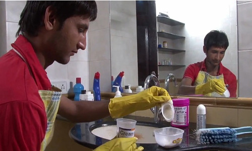 Đeo găng tay khi cọ rửa.