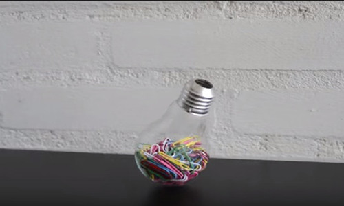 Tận dụng bóng đèn hỏng làm dụng cụ đựng kẹp giấy.