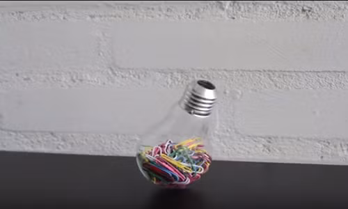 Tận dụng bóng đèn hỏng làm dụng cụ đựng kẹp giấy. Tận dụng bóng đèn hỏng làm dụng cụ đựng kẹp giấy.