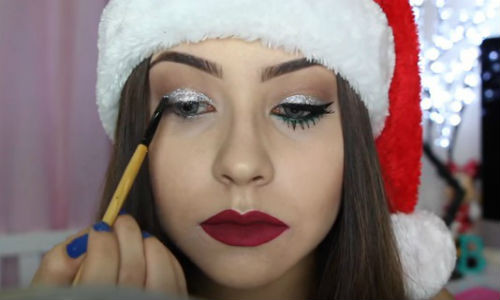 Trang điểm nổi bật với ba màu chủ đạo là đỏ, xanh và nhũ trắng.