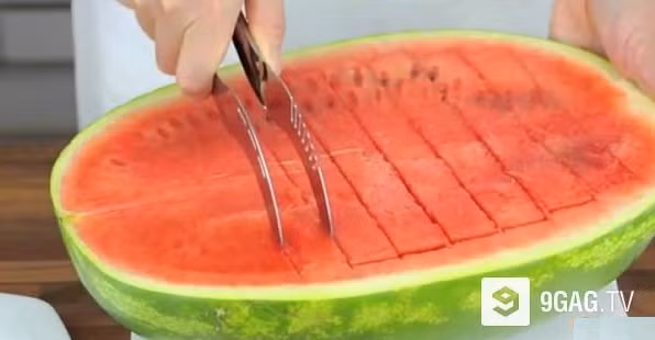 Dụng cụ bổ dưa hấu cực nhanh và đẹp mắt.