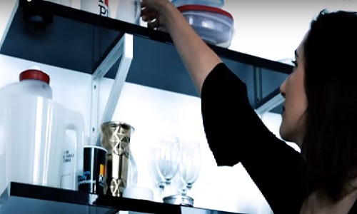 Một cô nàng cao ráo sẽ dễ dàng lấy những đồ vật ở trên cao.